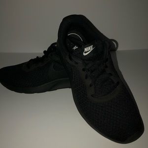 Black Nike Tennis Shoes